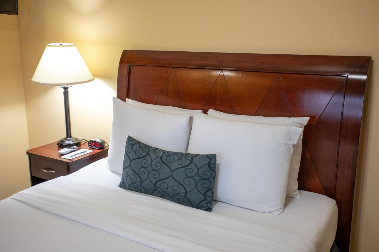 The Hollywood Hotel 2*